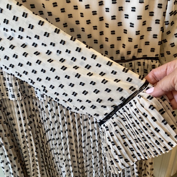 Chelsea & Violet Adorable Deep V dress Small - Picture 6 of 7